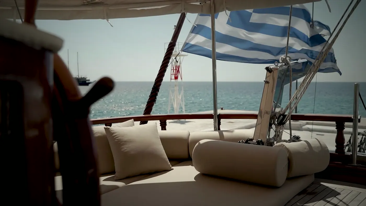 Achterdeck mit Polstern und griechischer Flagge