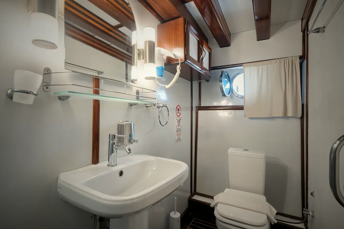 Eigenes Bad mit Dusche und WC