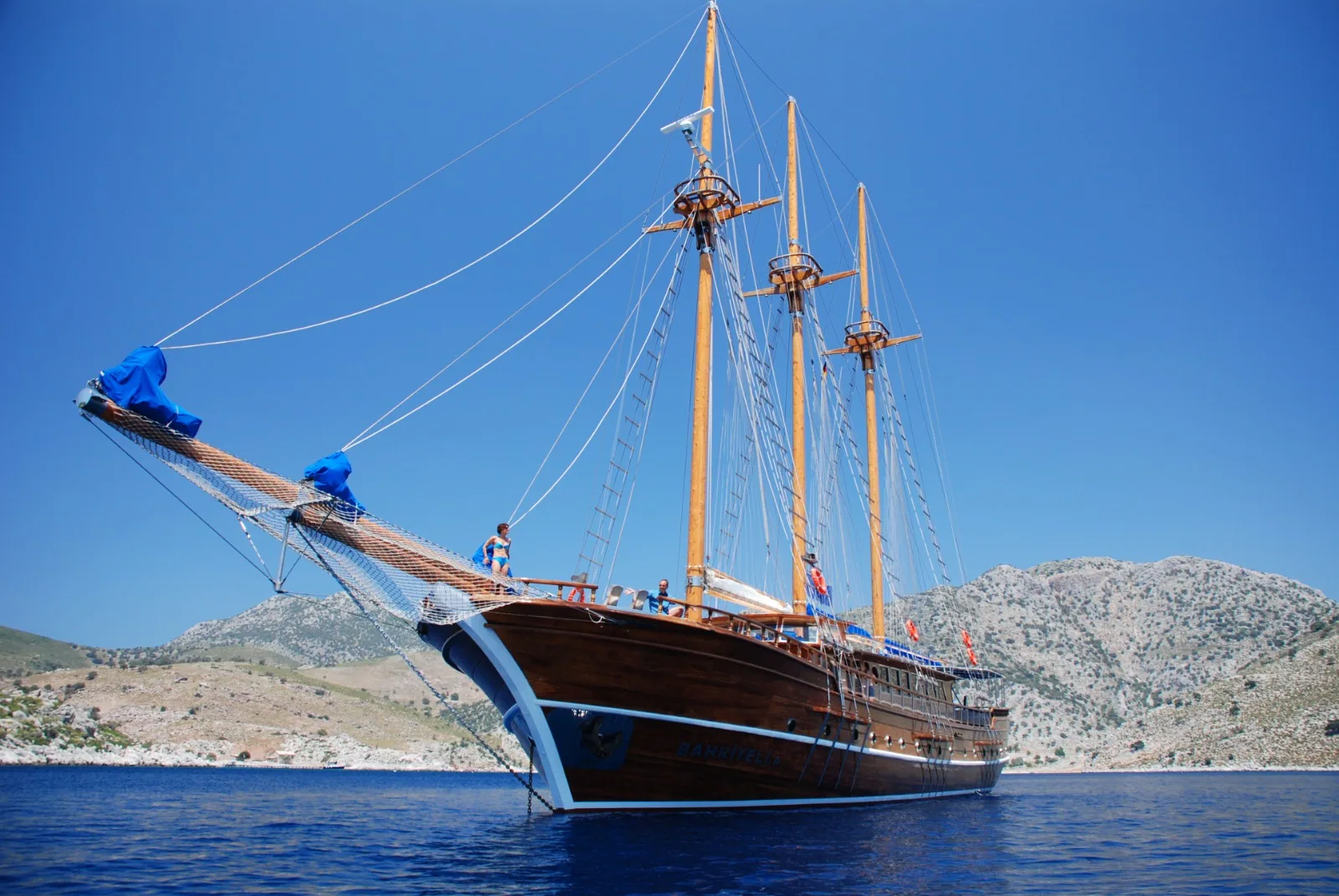 Die Bahriyeli A vor Anker vor einer Bucht