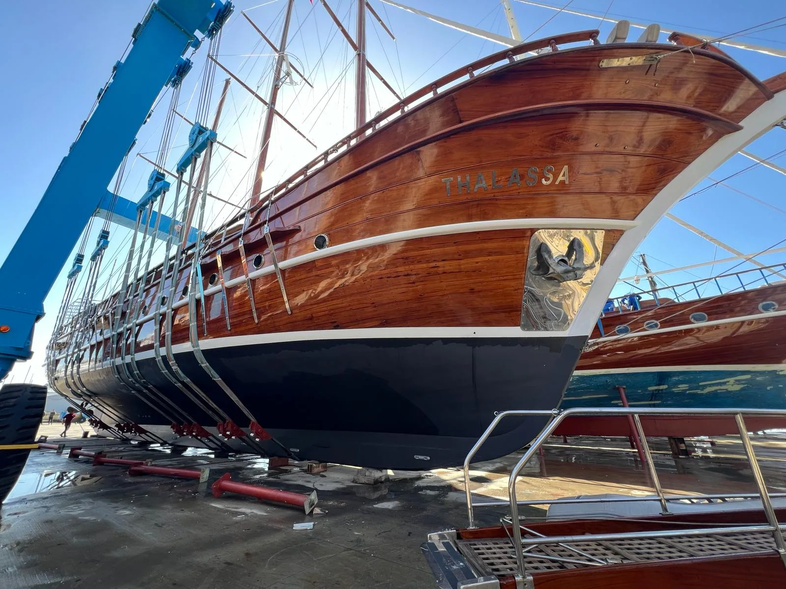 Der Bug der Thalassa auf der Werft