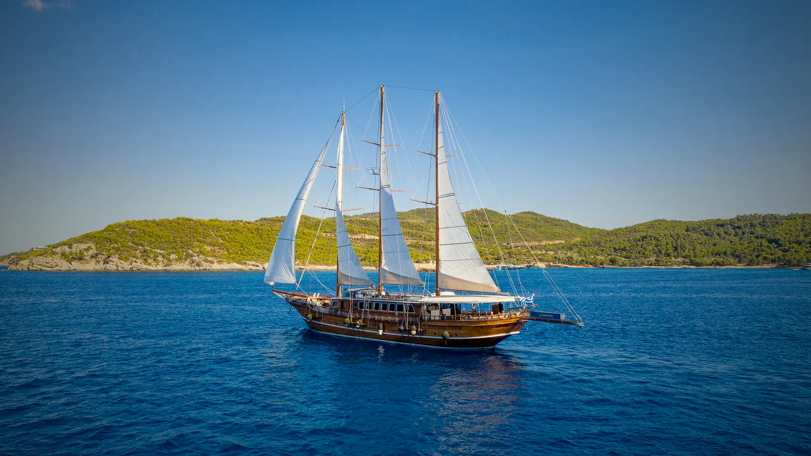 Die Thalassa vor einer griechischen Insel