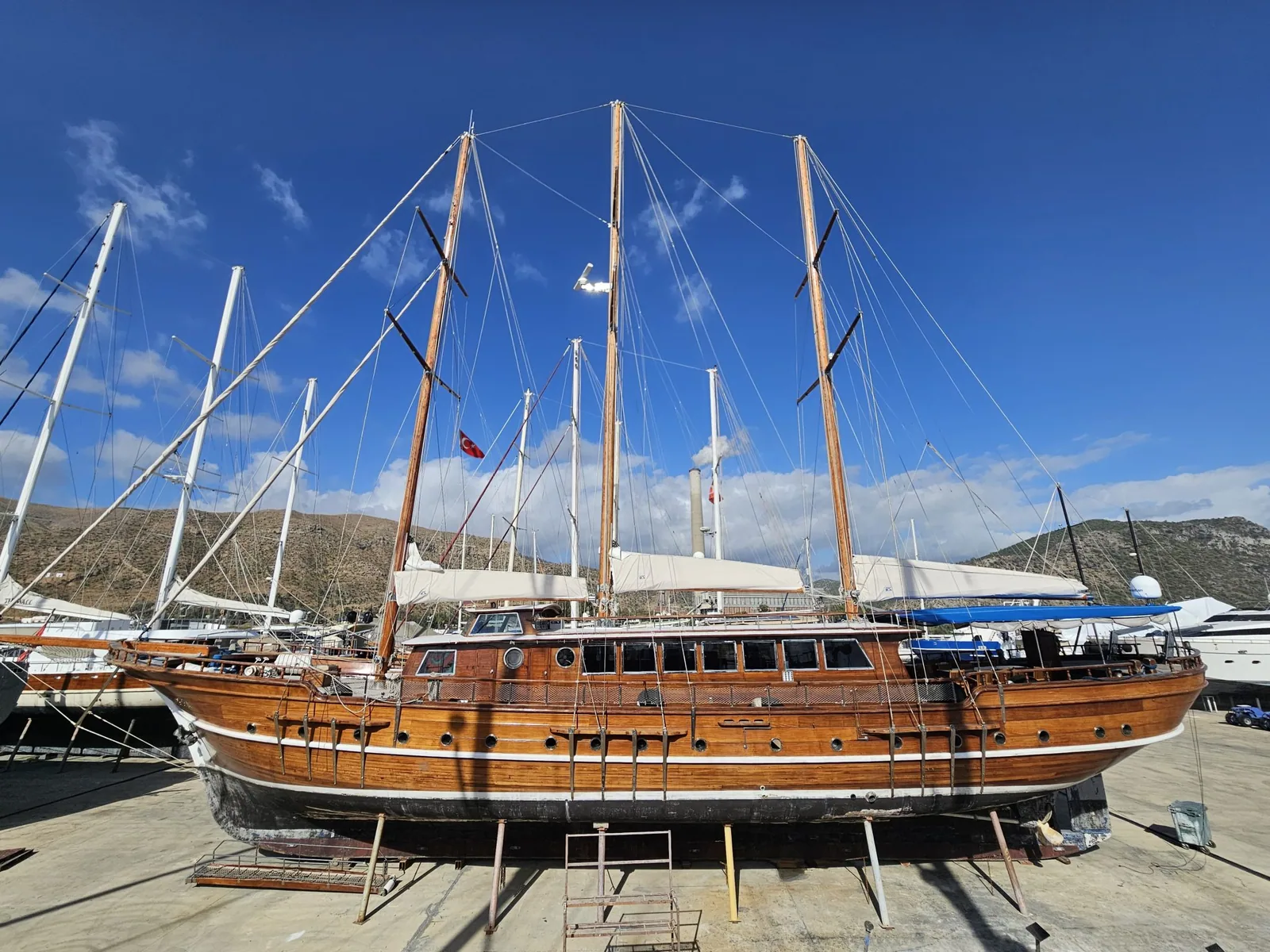 Die Thalassa an Land mit allen drei Masten