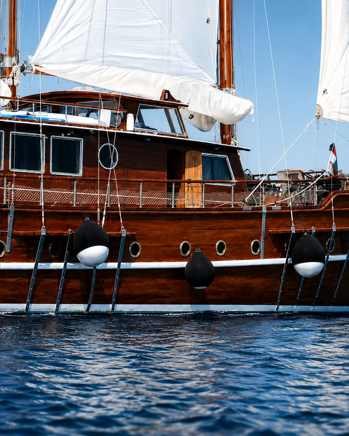Der mahagonifarbene Rumpf der Thalassa vor Anker