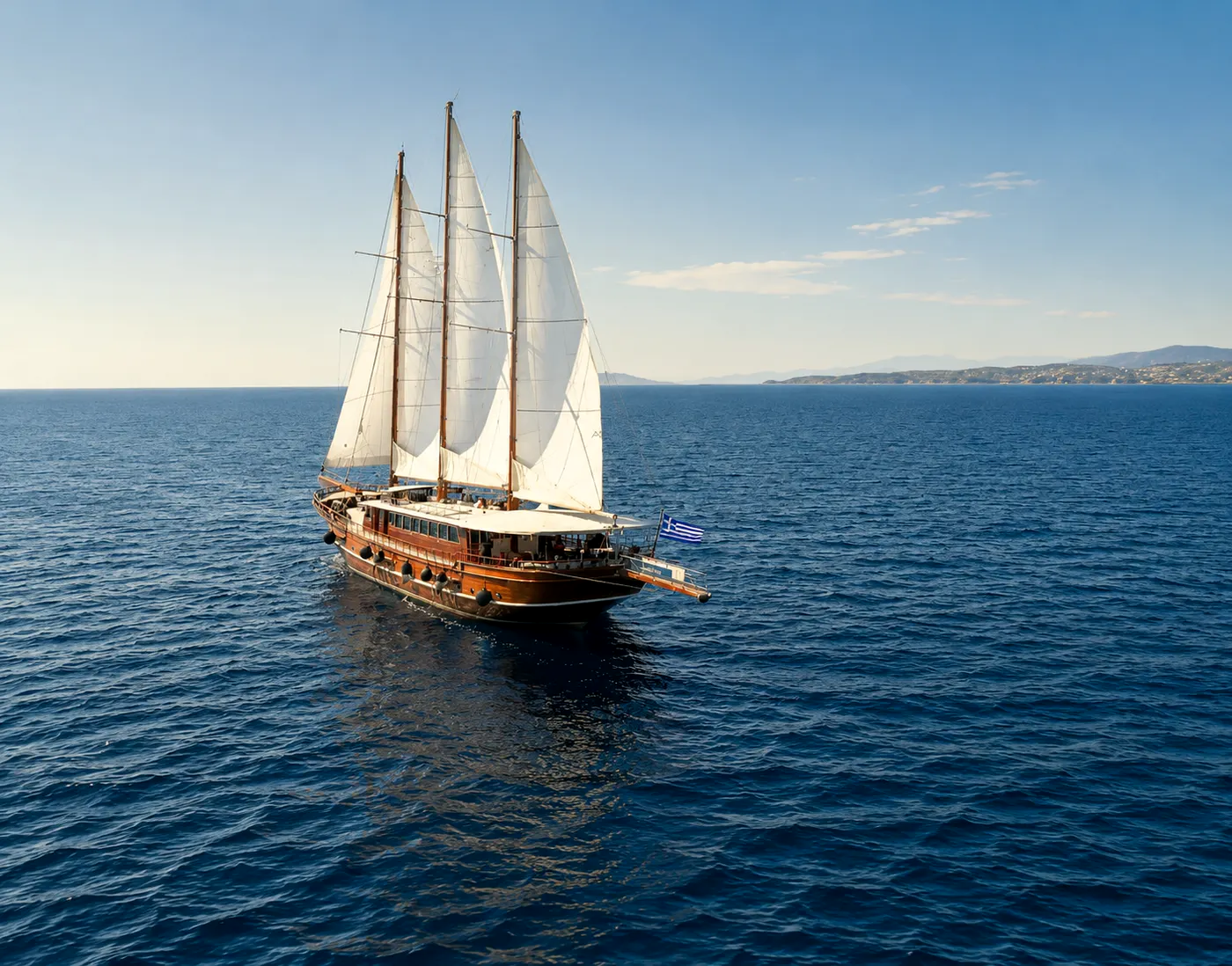 Gesetzte Segel der Thalassa vor blauem Himmel