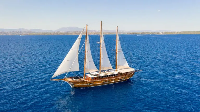 Die Thalassa unter Segeln in der Ägäis