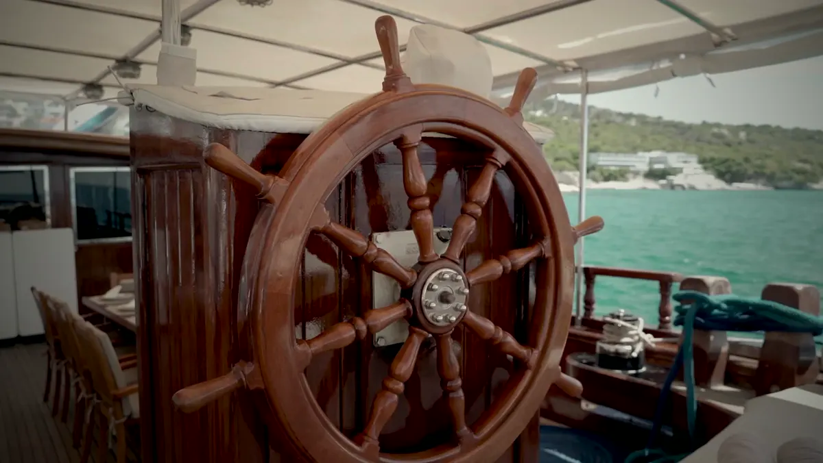 Das hölzerne Steuerrad der Thalassa