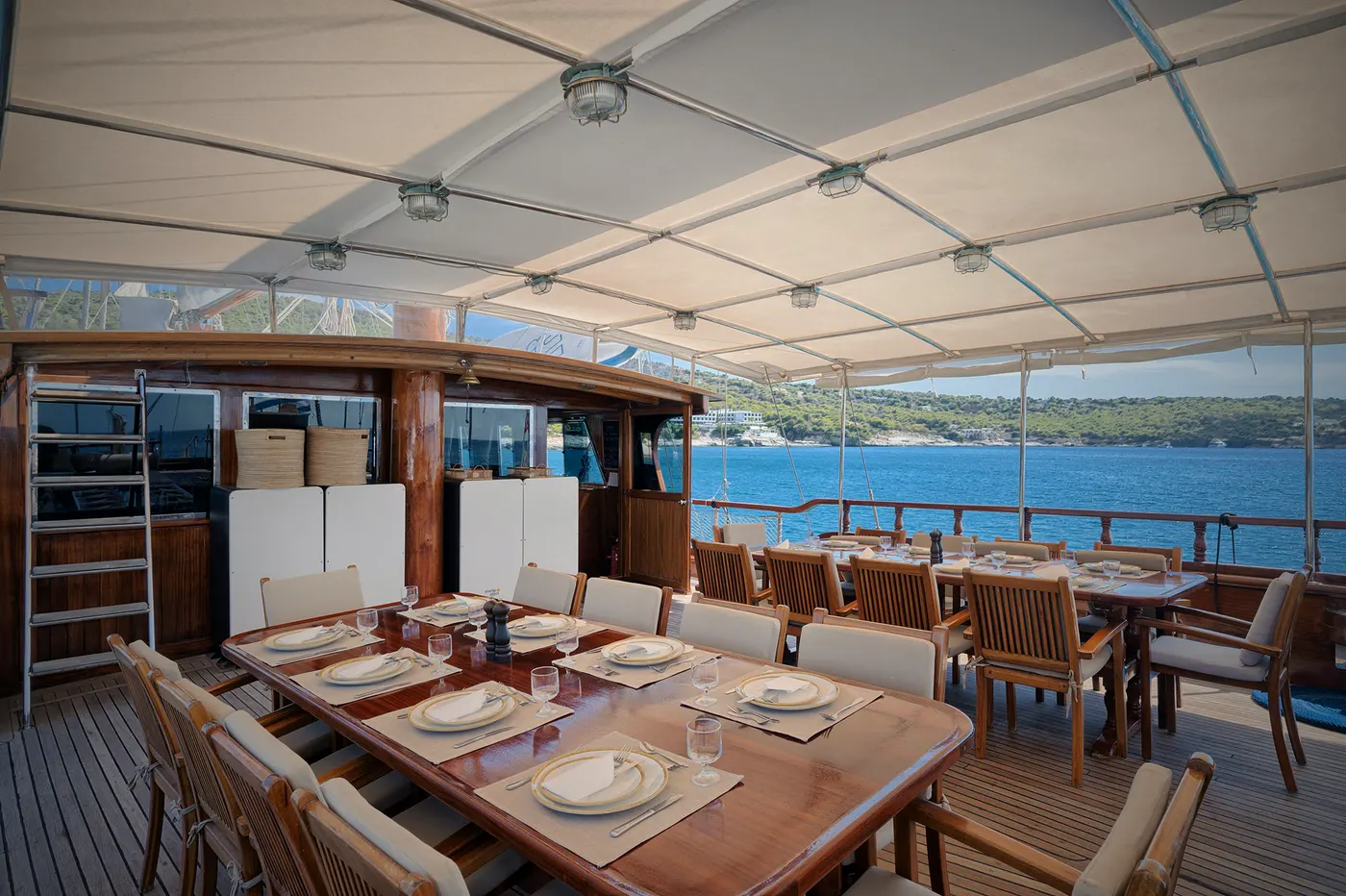 Gedeckte Tafel an Deck