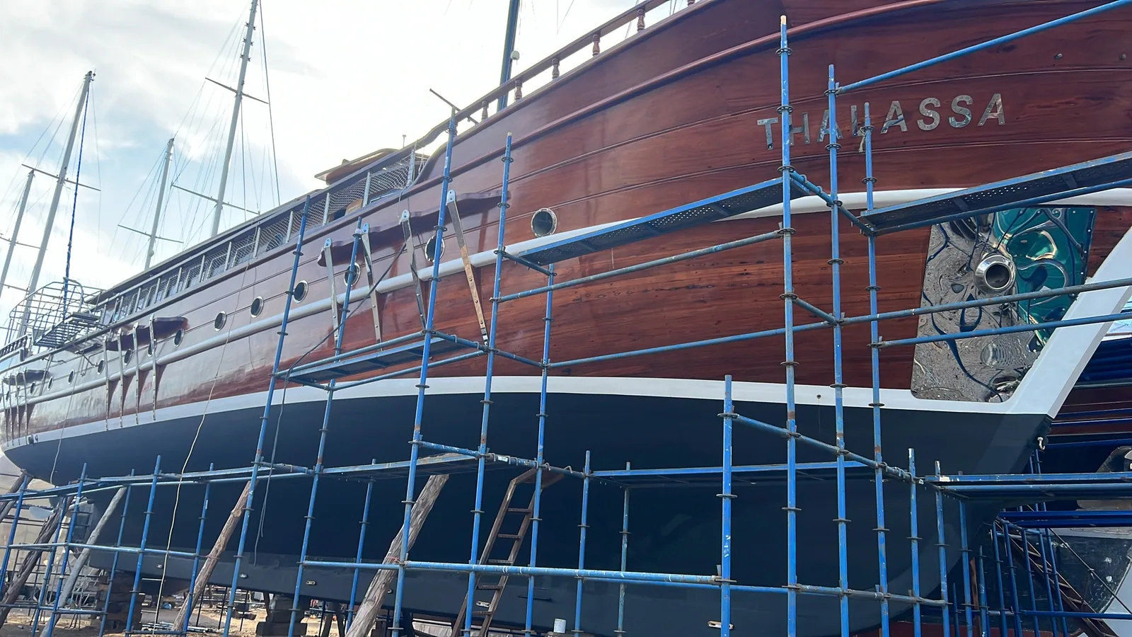 Der neue Name Thalassa am Rumpf