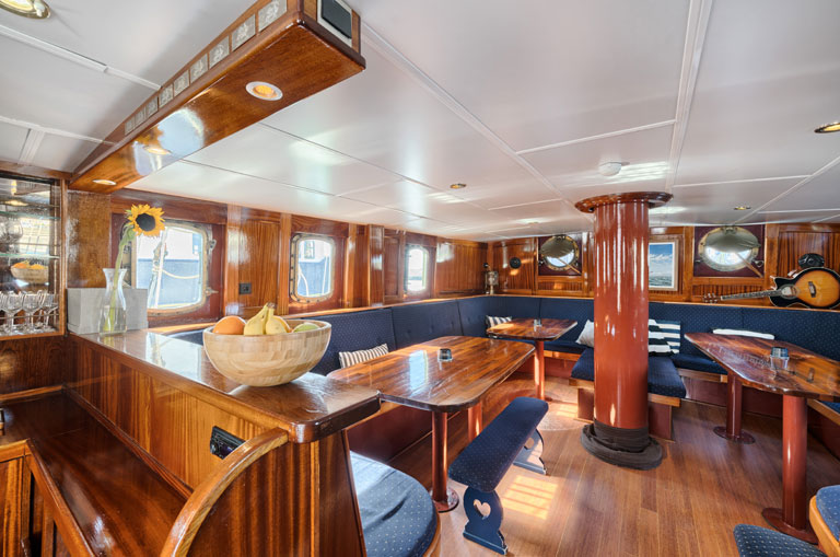 private-yacht-charter-schottland-flying-dutchman-salon-4