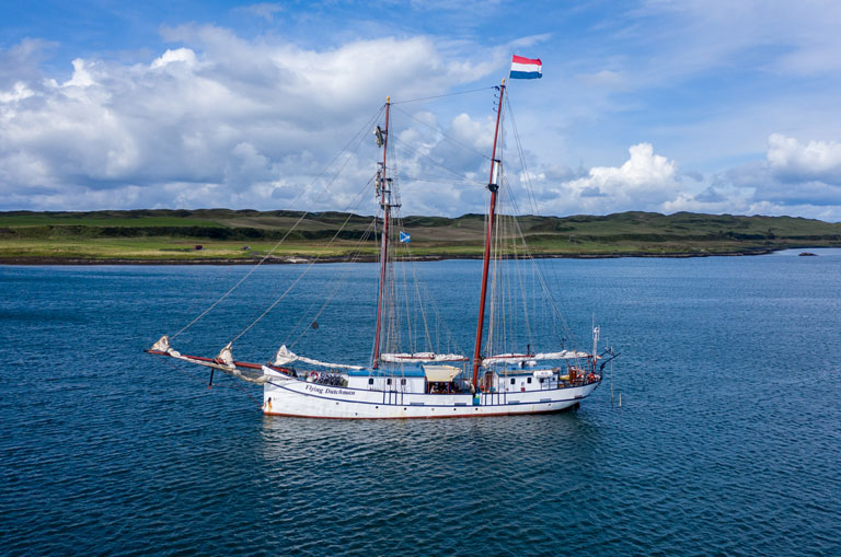 private-yacht-charter-schottland-flying-dutchman-side-view